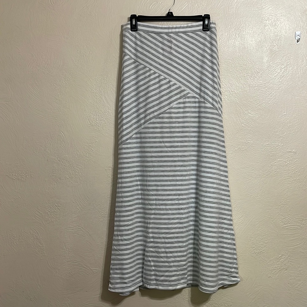 Mix & Co, size large, maxi skirt.  Gray and white.